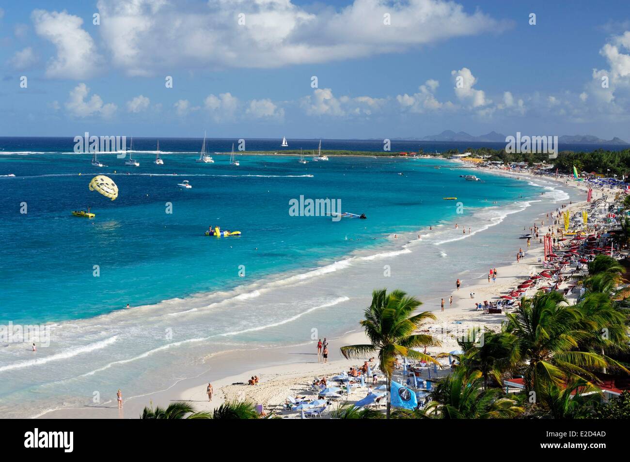 Frankreich Guadeloupe Saint Martin Orient Bay Strand mit türkisblauem Wasser mit Saint Barthelemy am Horizont Stockfoto