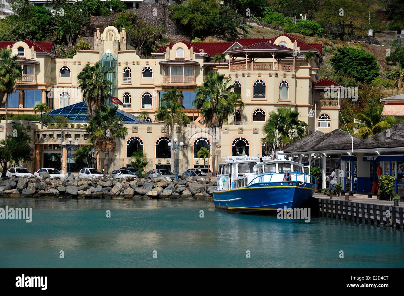 Frankreich Guadeloupe Saint Martin Marigot Boot vor Anker im Hafen entfernt neben dem Einkaufszentrum Stockfoto