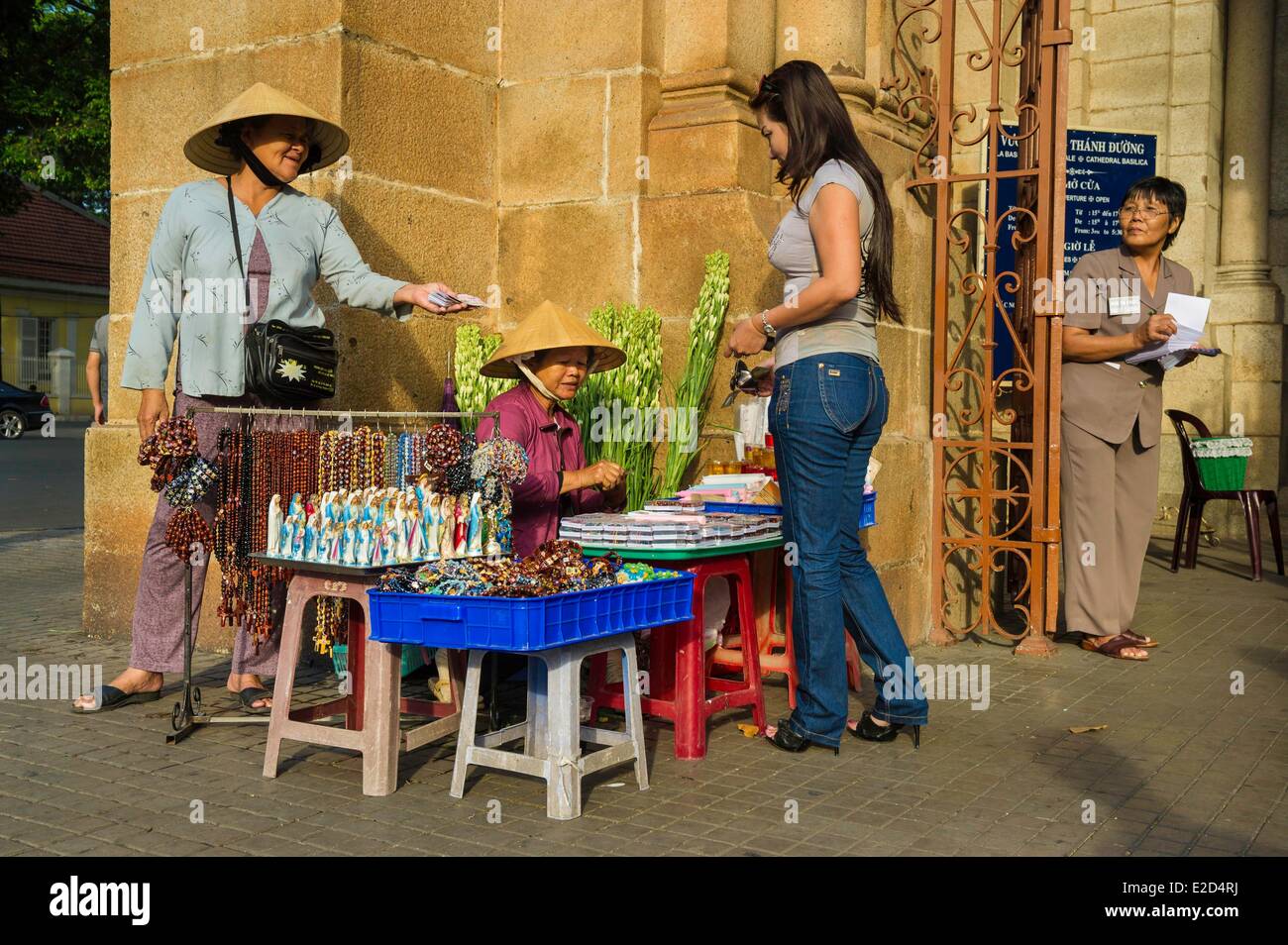 Vietnam Ho Chi Minh Stadt (Saigon) Platz(Quadrat) Cong Xa Paris Kathedrale Notre-Dame Nha Tho Duc Ba Verkäufer von Devotionalien Stockfoto
