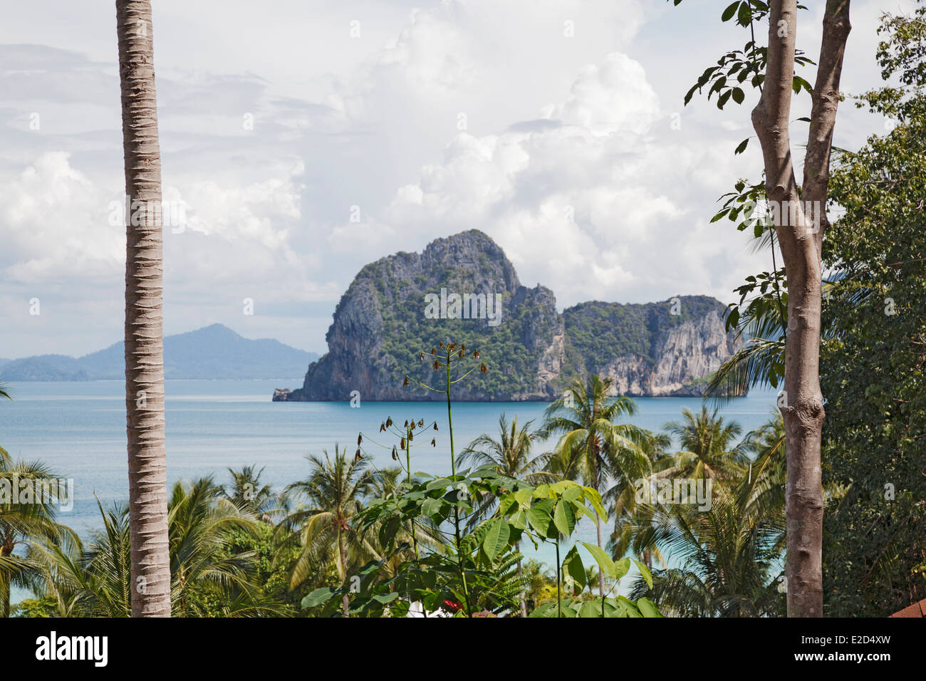 Unglaubliche Aussicht auf das Meer und den Felsen von Ko Ngai, einer tropischen Insel in der Andaman See rund um Thailand. Foto V.D. Stockfoto