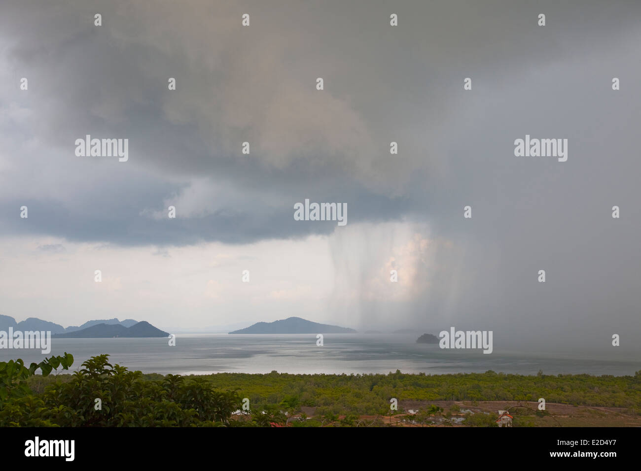 Stürmisches Wetter mit starken Regenfällen auf Ko Lanta, einer tropischen Insel in der Andaman See rund um Thailand. Foto V.D. Stockfoto