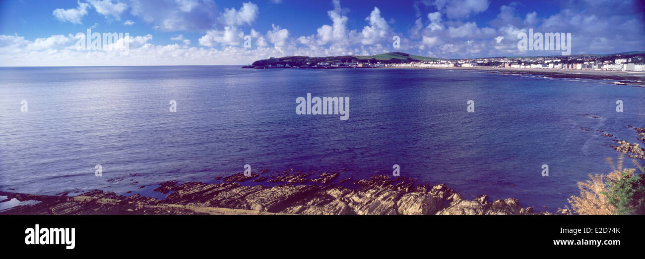 Ein Blick auf die Douglas Bay und die Promenade und das Meer in Richtung douglas Kopf von Onchan gelangen, von der Insel Man. Stockfoto