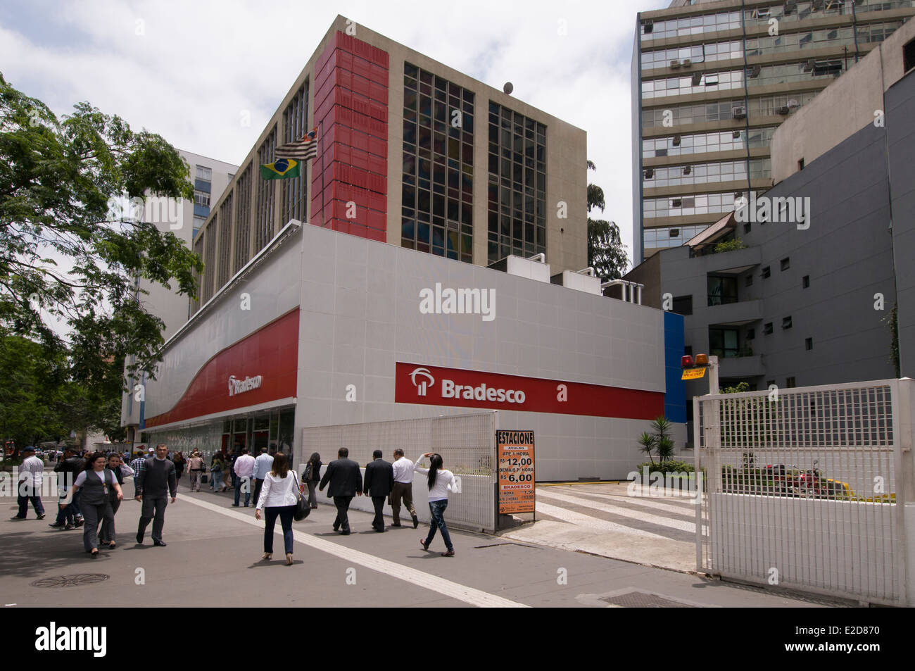 Bradesco Bankfiliale auf Avenida Paulista in Sao Paulo, Brasilien. Bradesco Bank ist die größte Bank Brasiliens Stockfoto