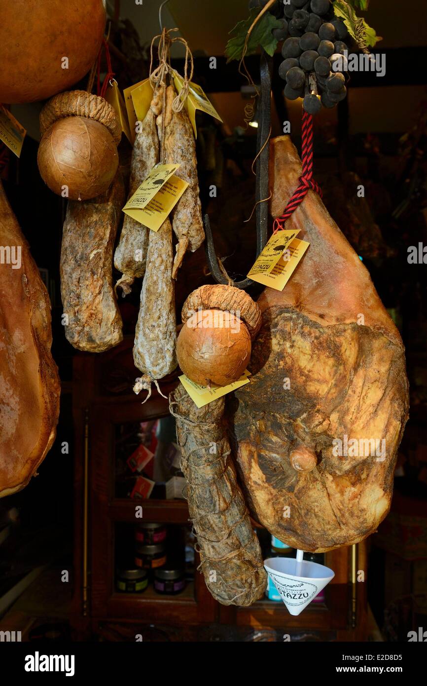 Corse du Sud Frankreich Ajaccio Korsika Schinken und Wurstwaren in das Fenster der Deli U Stazzu Stockfoto