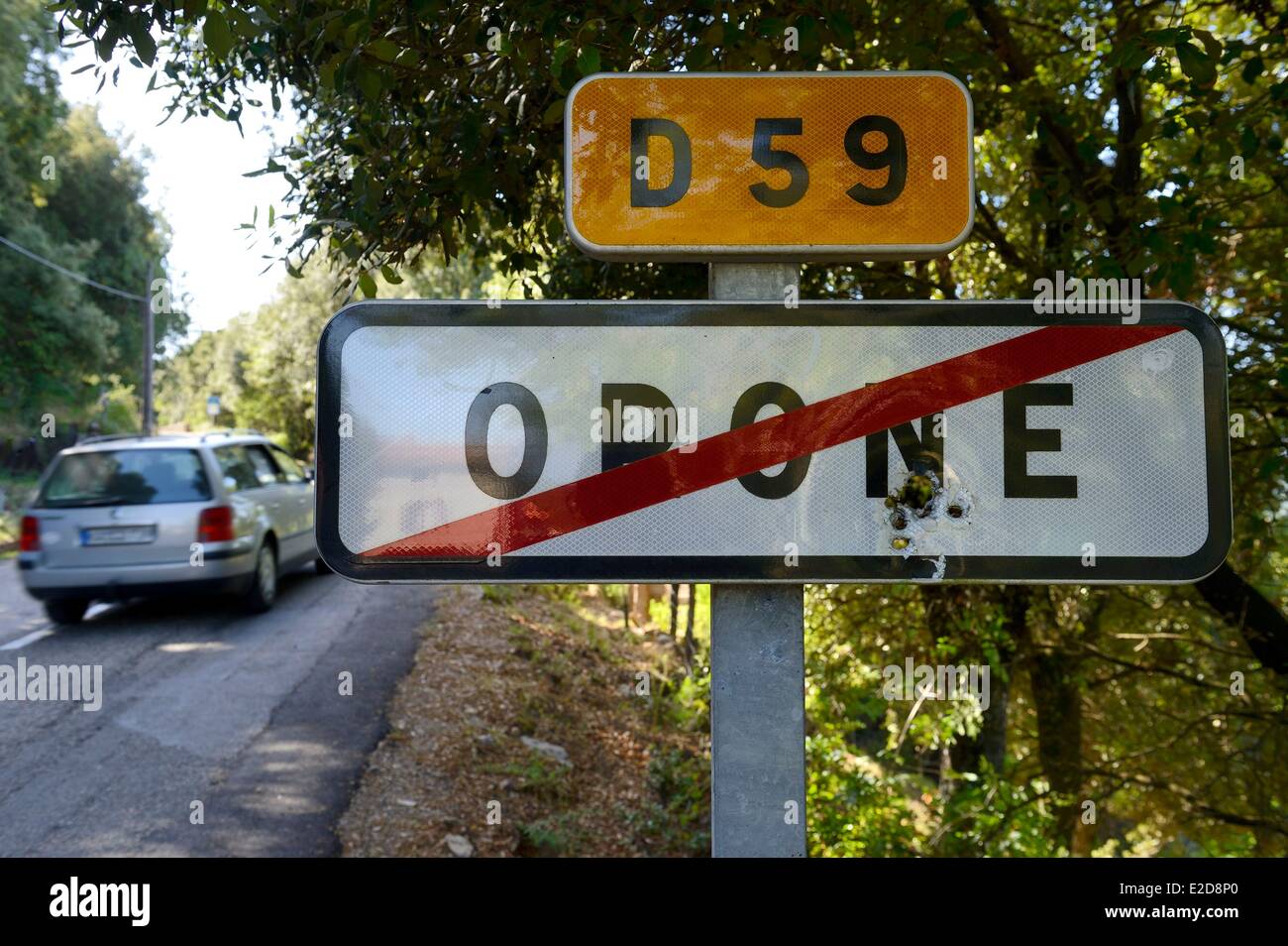 Corse du Sud Frankreich Alta Rocca Straßenschild von Kugeln durchbohrt Stockfoto