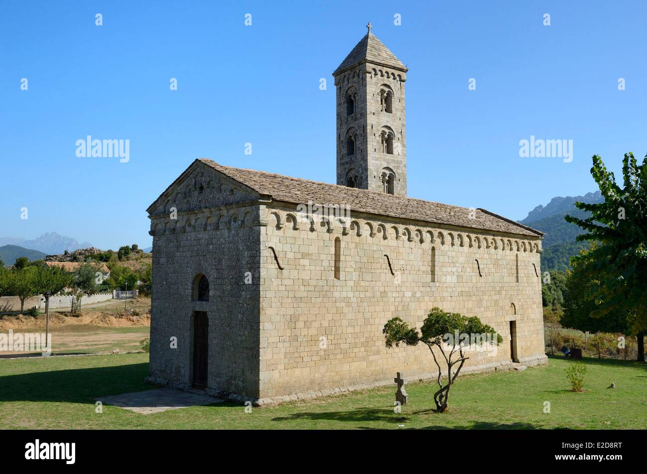 Frankreich, Corse du Sud, Alta Rocca, Carbini, die Kirche Saint Jean-Baptiste und der Campanile (Glockenturm), das Dorf war das Herzstück der Giovannali häretische Bewegung Stockfoto