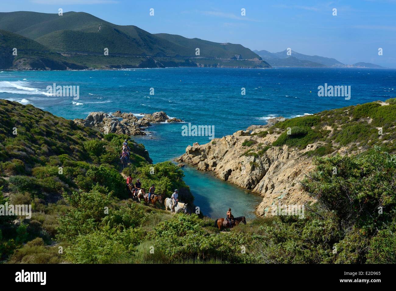 Frankreich, Haute Corse Nebbio, Agriates Wüste, Peraiola Cove, Reiter am Strand östlich von Ostriconi Stockfoto