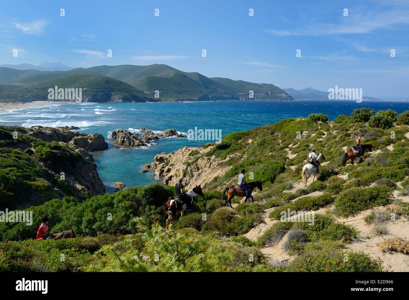 Frankreich, Haute Corse Nebbio, Agriates Wüste, Peraiola Cove, Reiter am Strand östlich von Ostriconi Stockfoto