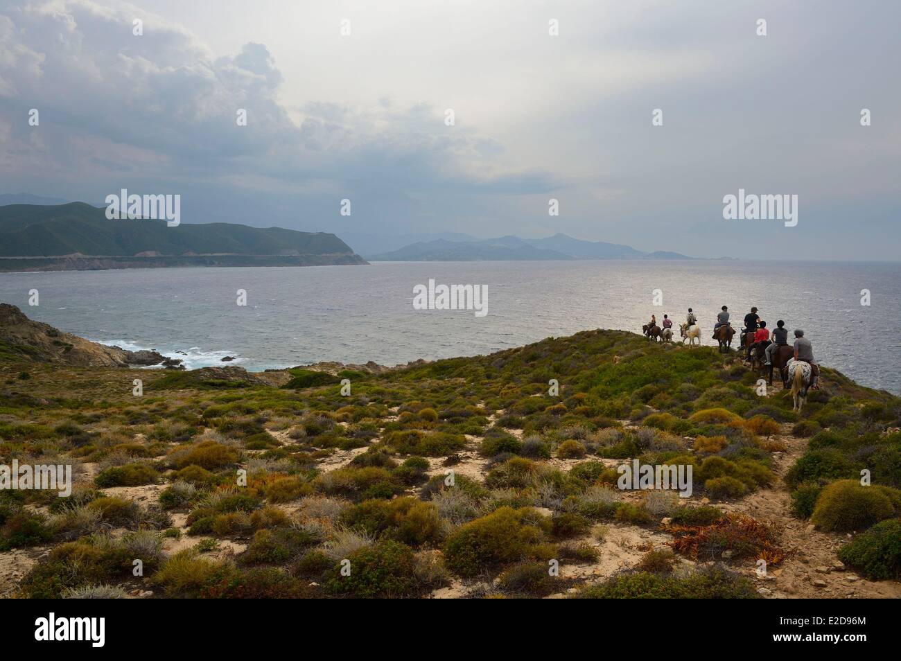 Frankreich, Haute Corse Nebbio, Agriates Wüste, Peraiola Cove, Reiter auf der Nord-Osten des Ostriconi Strand an der Punta di l'Acciolu (Acciola) Stockfoto