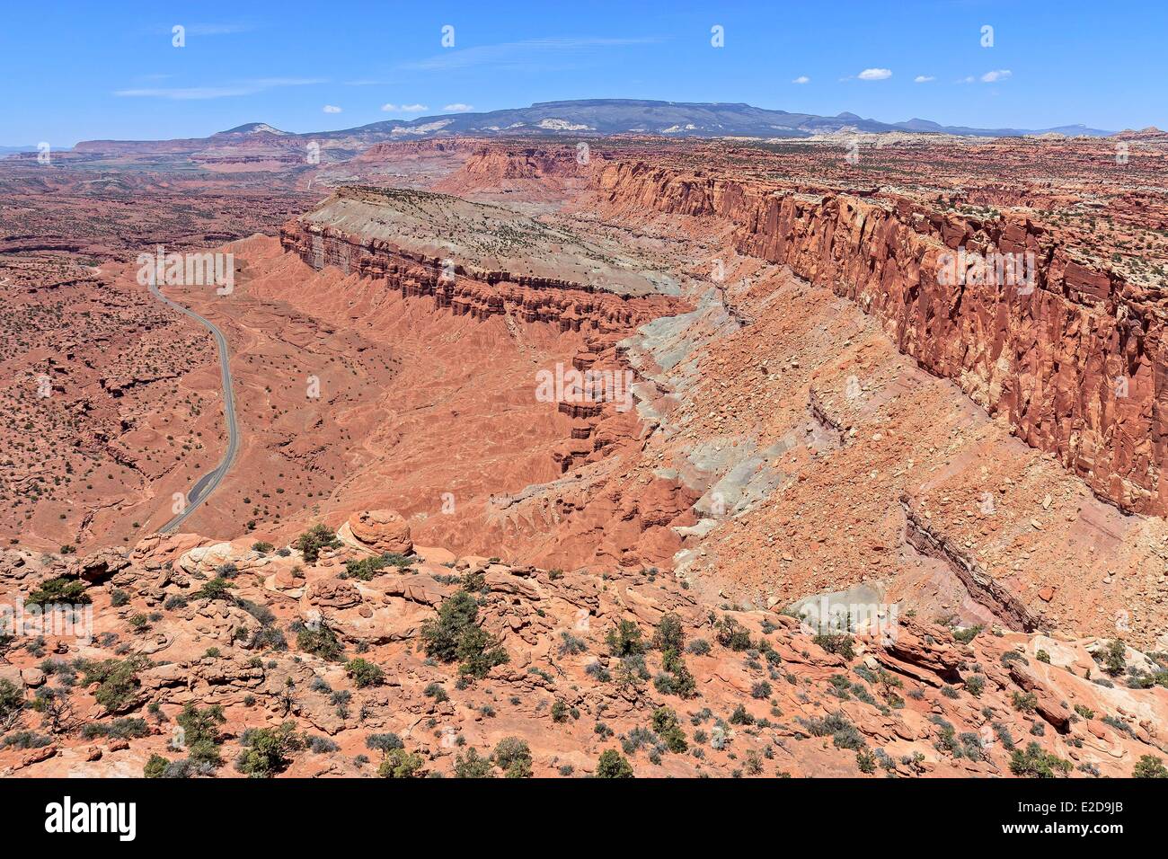 Vereinigten Staaten Colorado Plateau Capitol Reef National Park in Utah westliche Sicht mit Utah State Route 24 überqueren den park Stockfoto