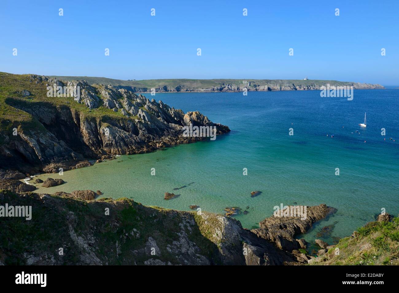 Frankreich, Finistere, Iroise-See, Plogoff, natürlichen Hafen zwischen der Baie des Trepasses und der Pointe du Van, der Pointe du Raz im Hintergrund Stockfoto