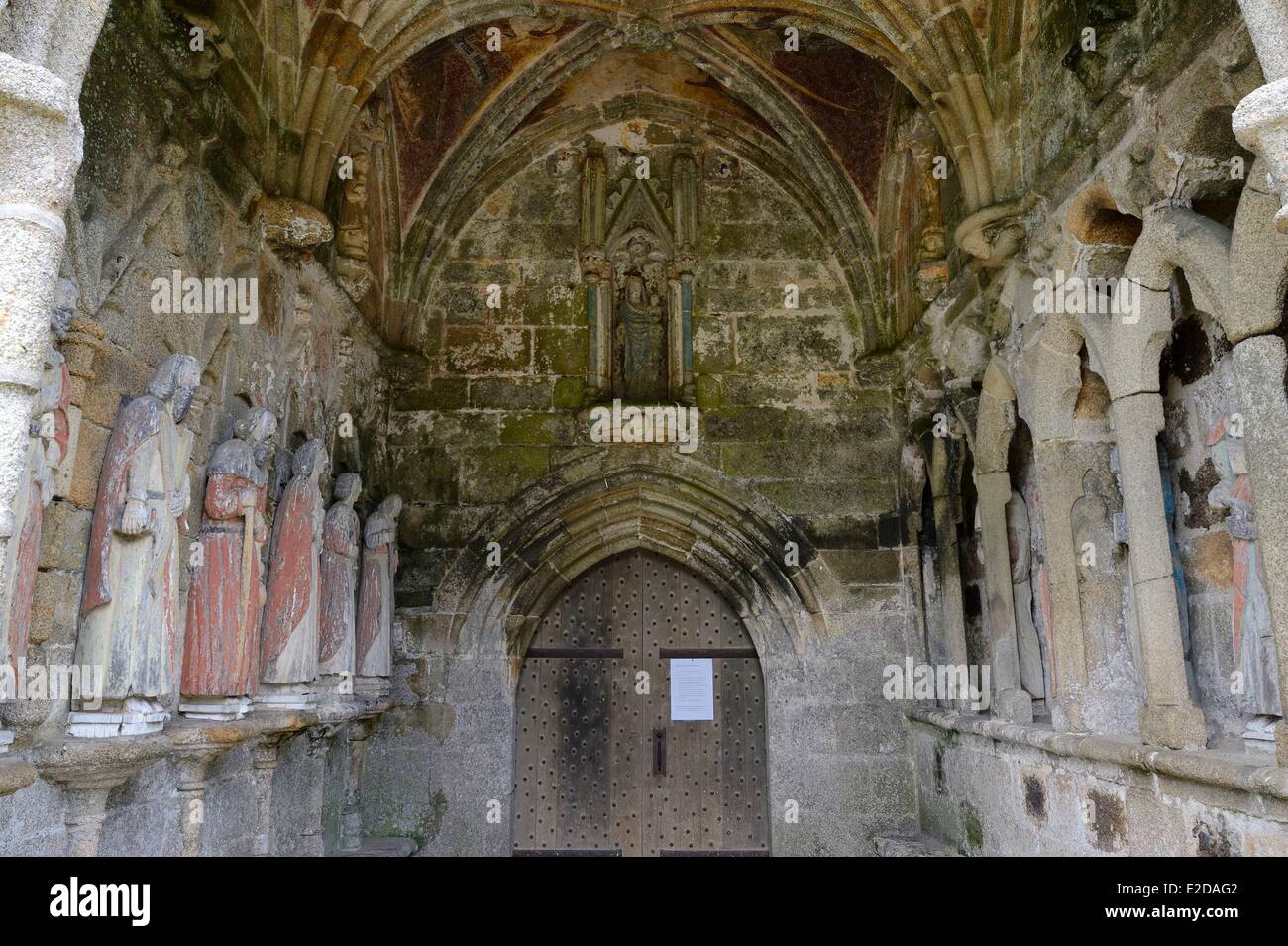 Frankreich Cotes d ' Armor Plouha Kermaria eine Iskuit Kapelle polychrome hölzerne Statuen der zwölf Apostel unter der Veranda Stockfoto