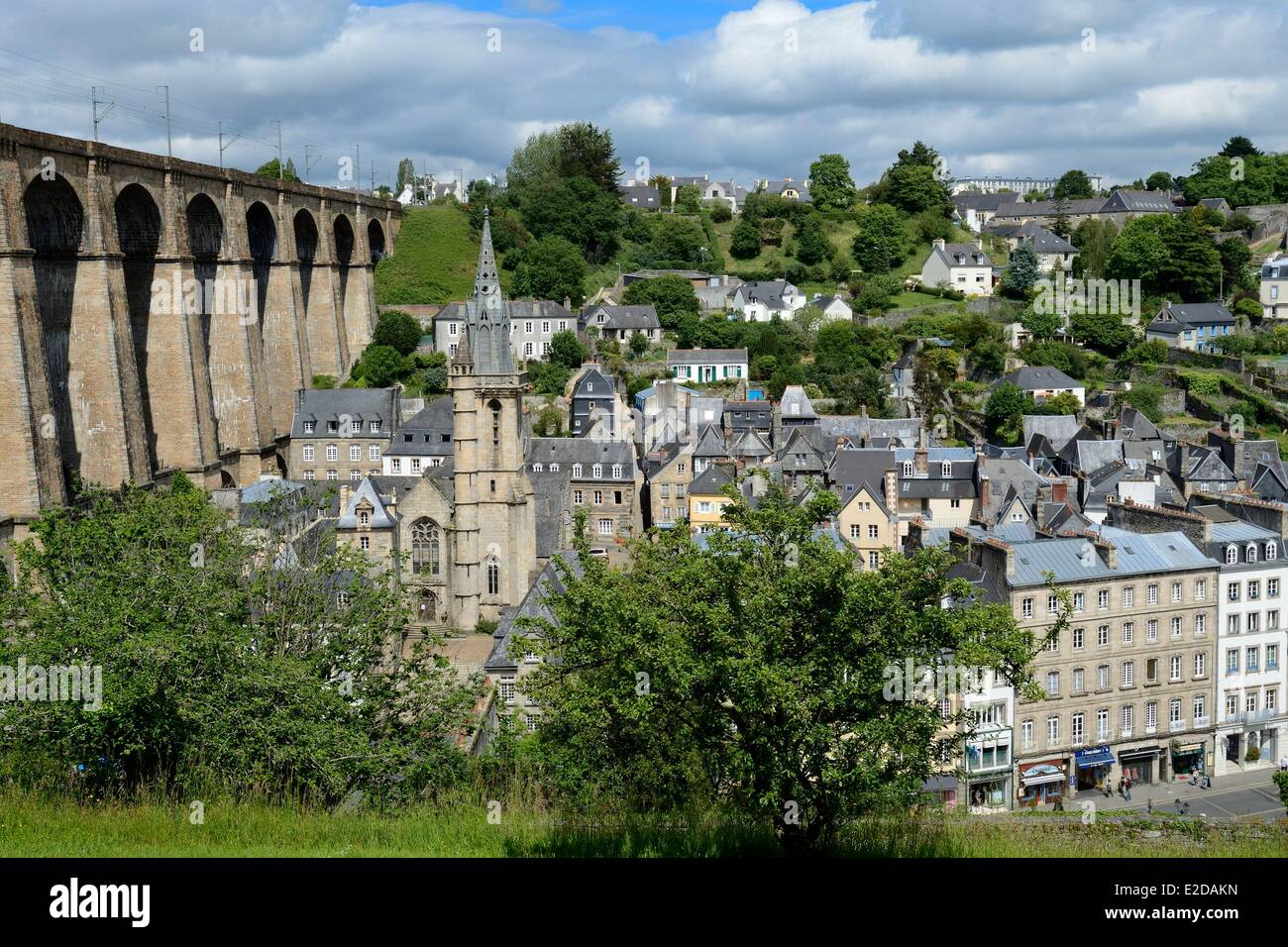 Frankreich Finistere Morlaix Platzieren des Otages Viadukt und die Kirche Saint Melaine Stockfoto