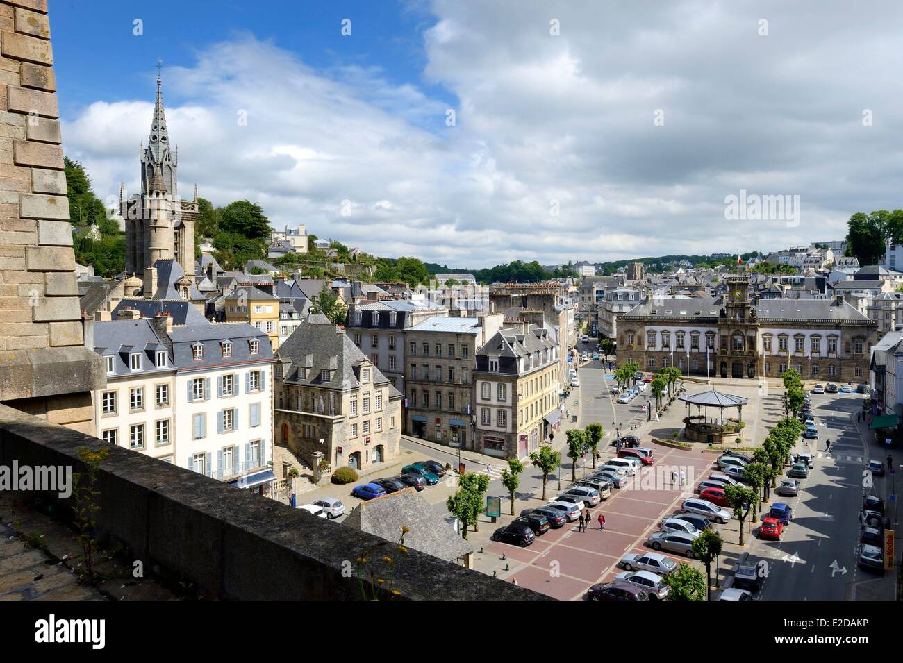 Frankreich Finistere Morlaix Platzieren des Otages und die Kirche Saint Melaine aus dem Viadukt Stockfoto