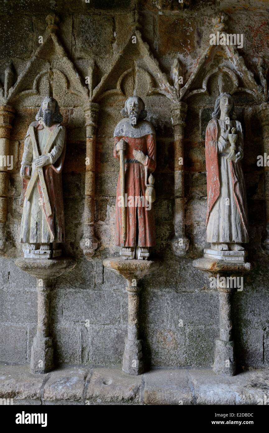 Frankreich Cotes d ' Armor Plouha Kermaria eine Iskuit Kapelle polychrome hölzerne Statuen der zwölf Apostel unter der Veranda Stockfoto