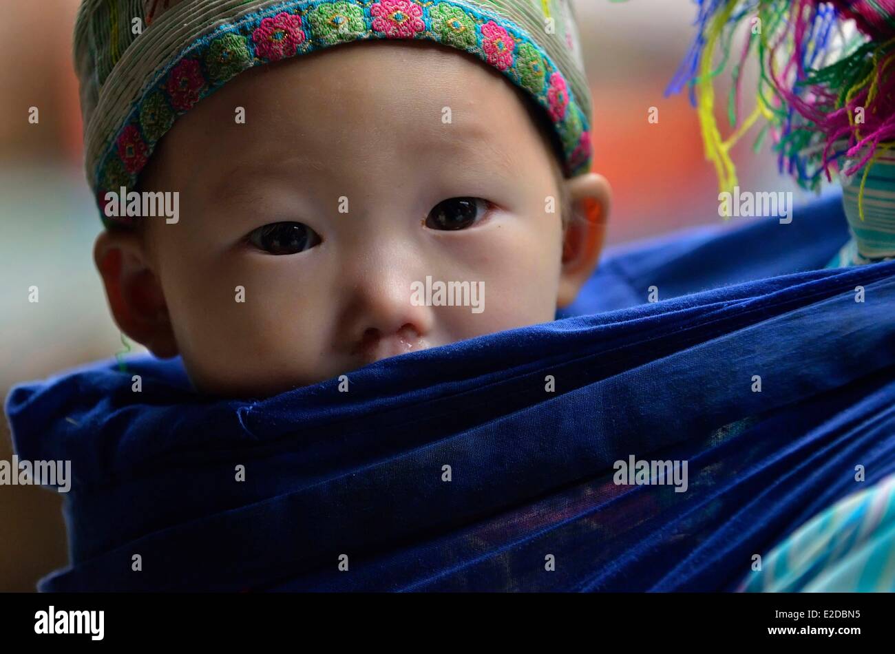 Vietnam Cao Bang Provinz Bao Lac ethnischer Minderheiten Markt Hmong Frau ihr Kind auf ihrem Rücken zu tragen Stockfoto