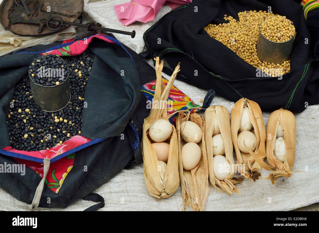 Vietnam Cao Bang Provinz Bao Lac ethnische Minderheiten zu vermarkten, Eiern und Samen Stockfoto