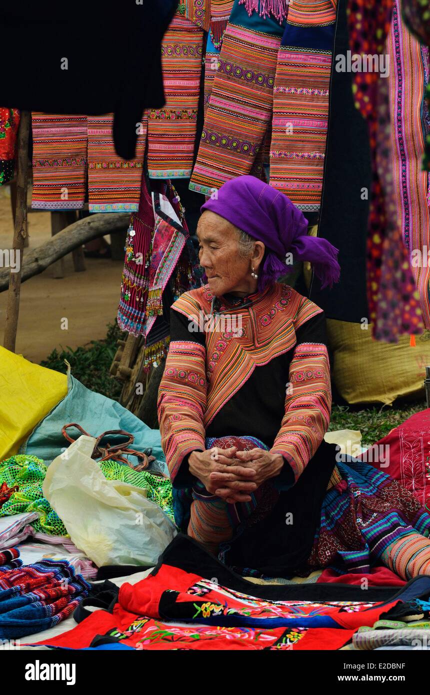 Vietnam Lao Cai Provinz Bac Ha Region Coc Ly ethnischen Markt geblüht Hmong ethnische Gruppe Menschen auf dem Markt Stockfoto