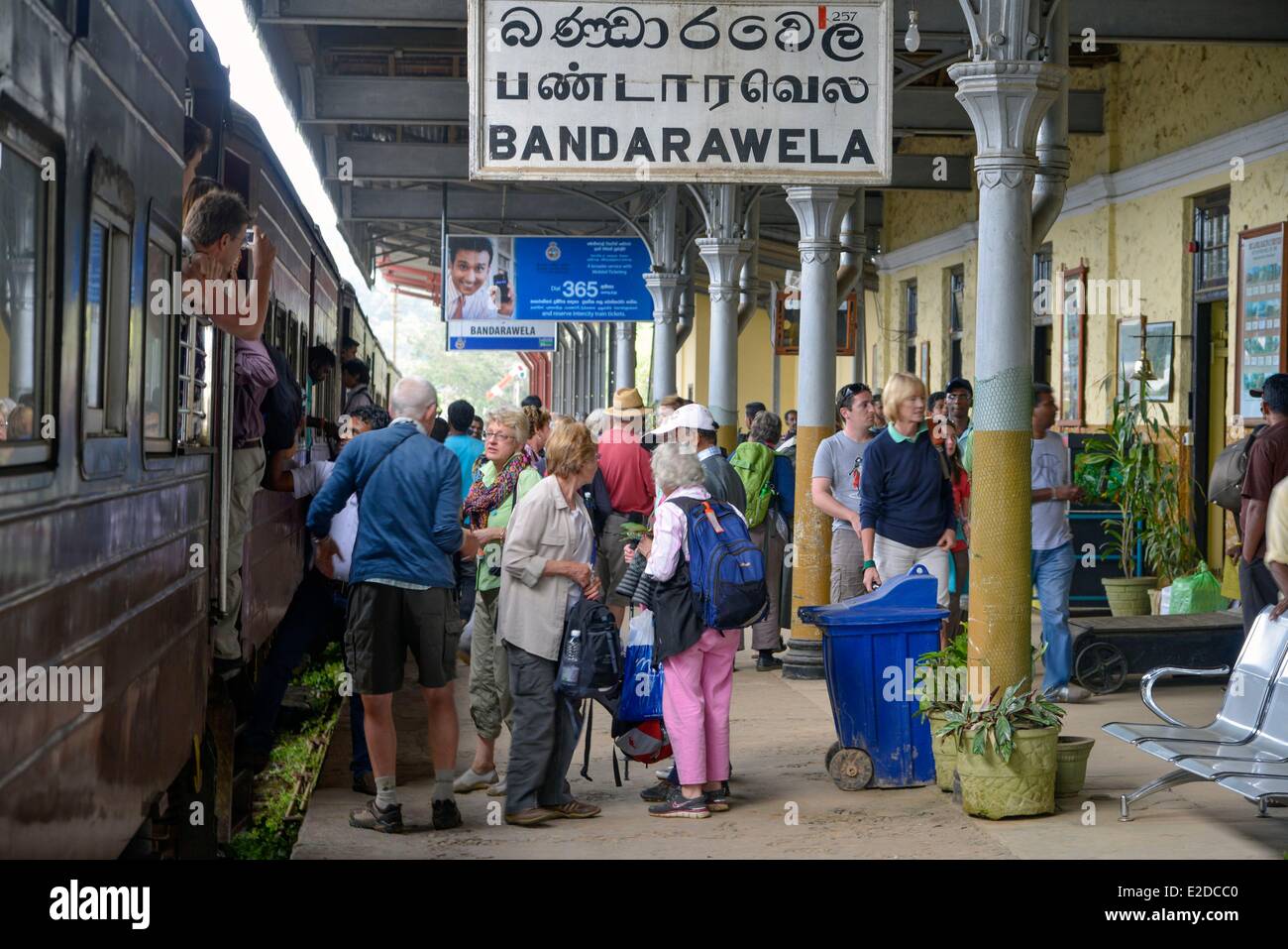 Sri Lanka, Uva Provinz, Badula Bezirk, Bandarawela, Eisenbahnlinie des höchsten Berges der Insel zwischen Colombo und Badula, Passagiere in der Abfahrt eines Zuges im Bahnhof Stockfoto