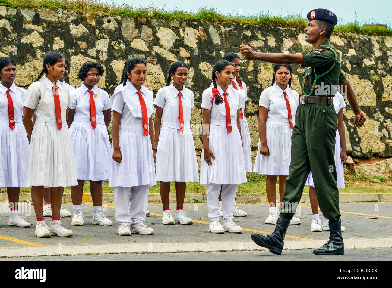 Sri Lanka, Südprovinz, Distrikt Galle, Galle, Wiederholung der Parade zum Schritt mit ihrem Lehrer laufen lernen Mädchen Stockfoto