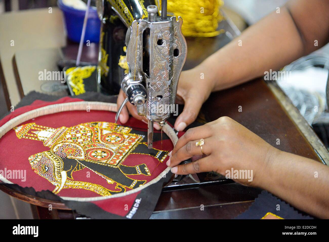 Sri Lanka, Central Province, Kandy Bezirk, Kandy, Workshop von Batiken, Stickerei im Laufe des Jahres Gold in der Nähmaschine Stockfoto