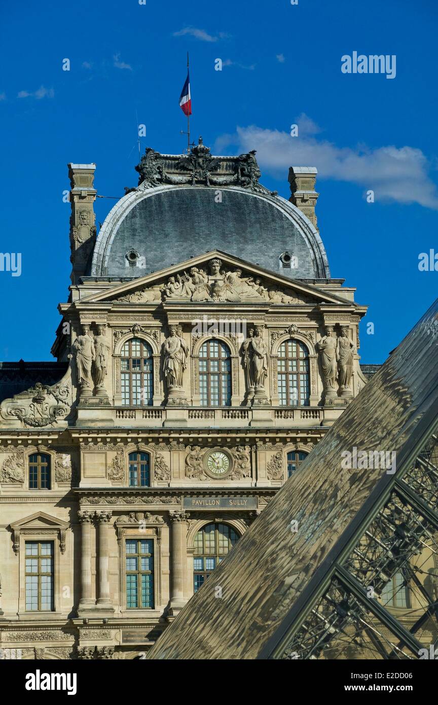 Frankreich Paris der Louvre-Pyramide des Architekten IM Pei und Fassade des Cour Napoleon Stockfoto