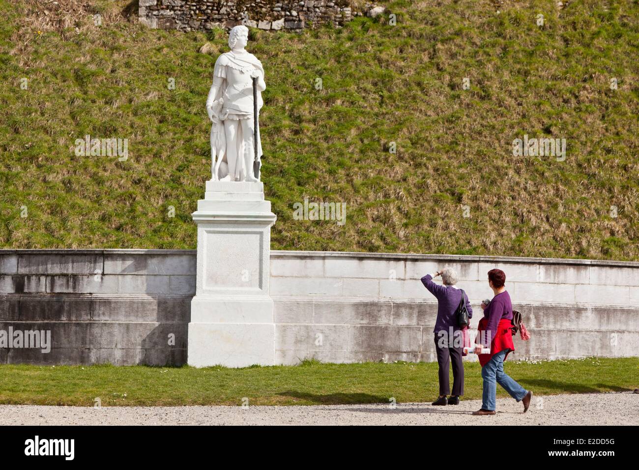 Frankreich-Pyrenees-Atlantiques Bearn Statue des Gaston Phoebus mit seinem Hund vor Schloss Pau Stockfoto