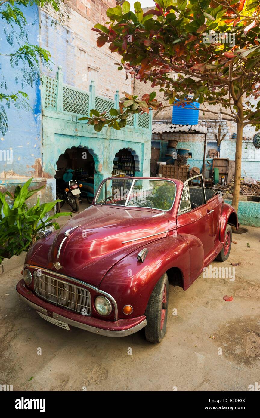 Indien Rajasthan Zustand Jodhpur blau alte Stadtauto in einem Innenhof Stockfoto