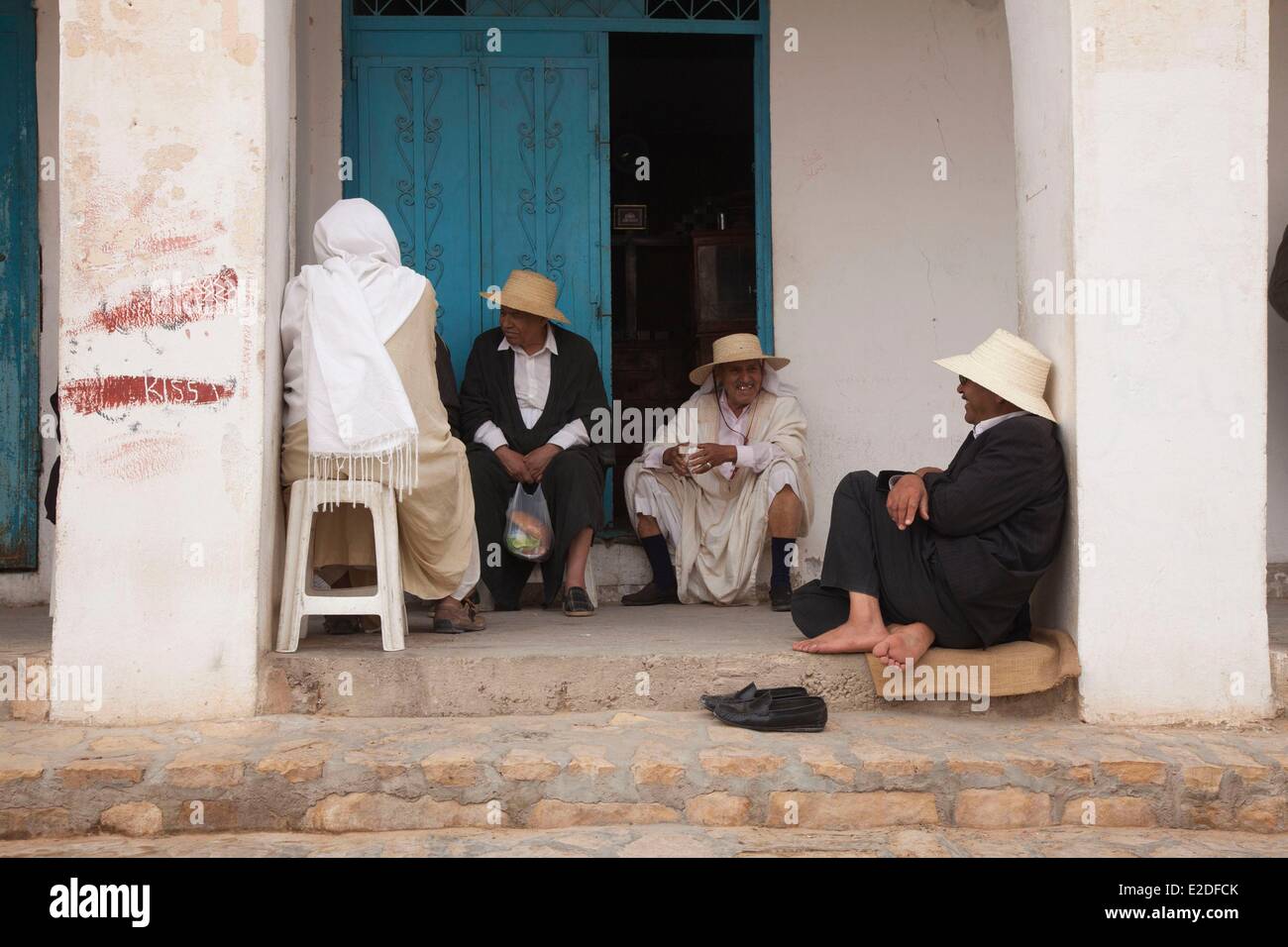 Tunesien, South side, Tataouine, lokalen Markt, Männer sprechen Stockfoto