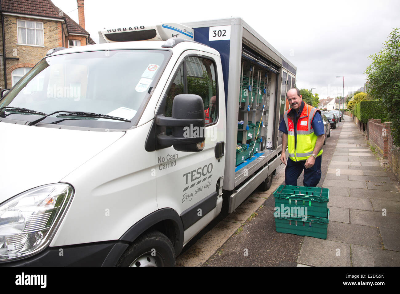 Tesco-Lieferservice, wo Kunden ihre Lebensmittel online bestellen und sie, lieferte am selben Tag, London, UK Stockfoto