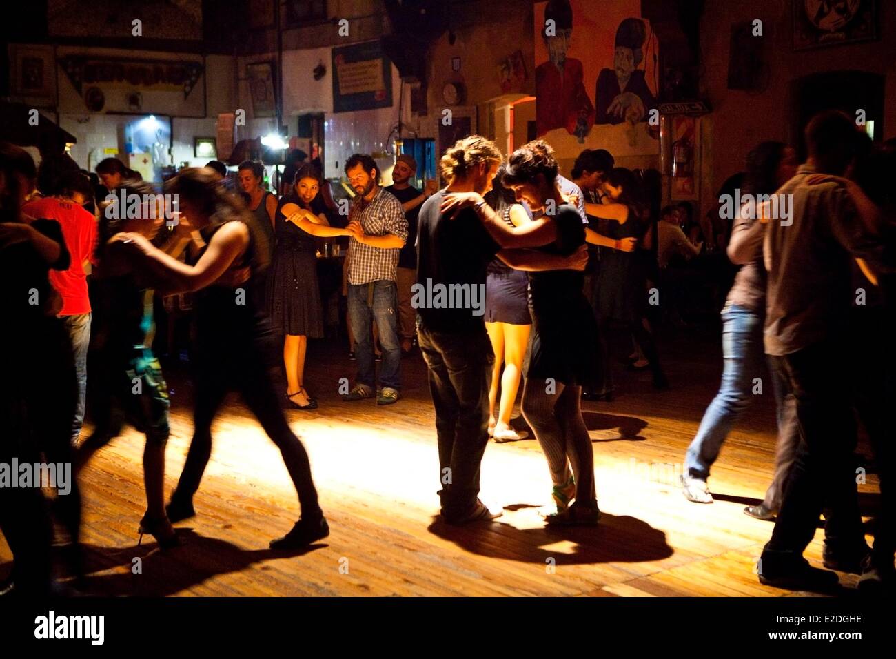 Argentinien Buenos Aires La Catedral ist ein Top-Platz für informelle Tango an der Avenida Sarmiento Stockfoto