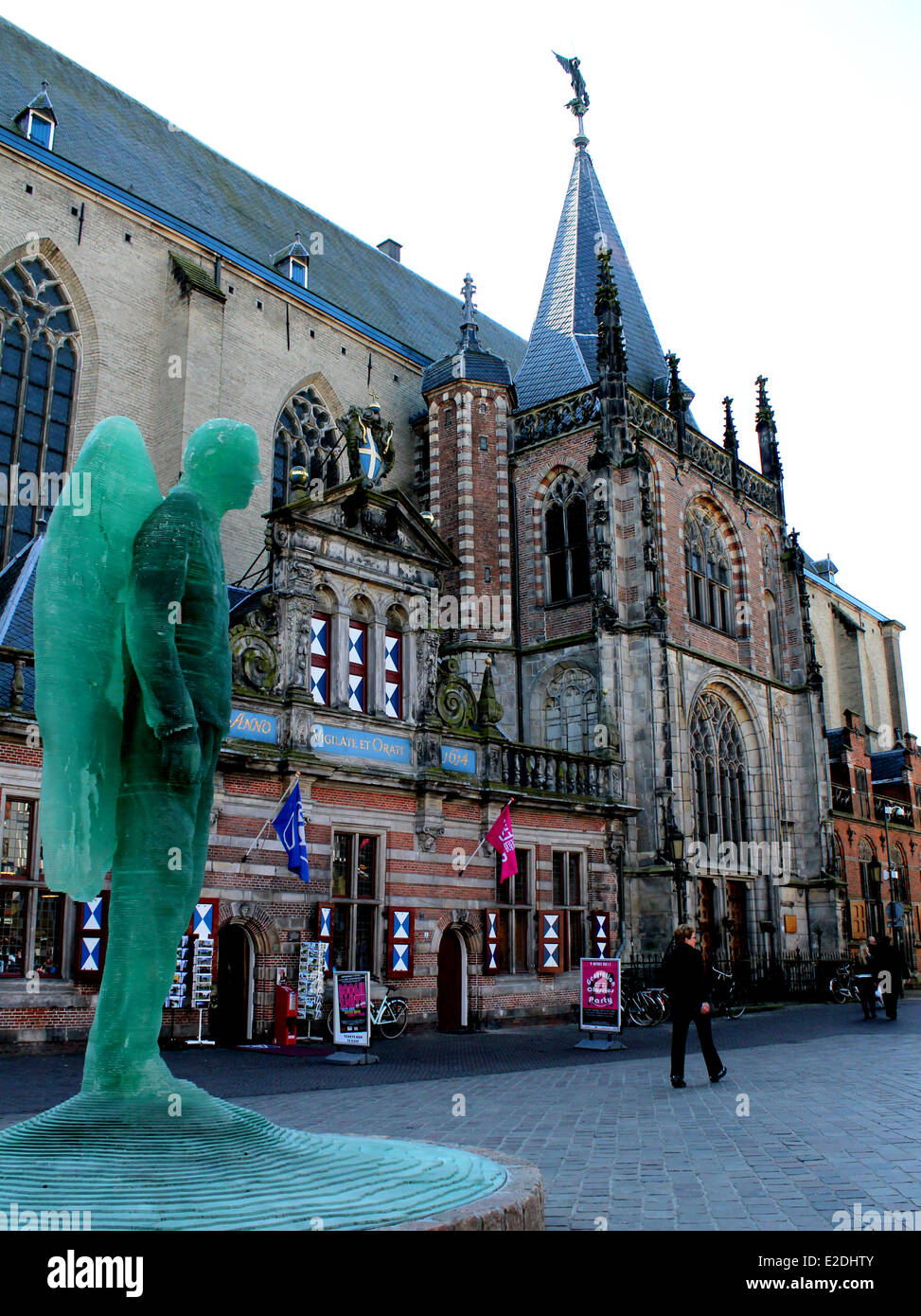 Grote Kerk oder Sint Michaëls Kirche in Zwolle, Niederlande am Grote Markt Platz, flankiert von einem Engel Skulptur in grünem Glas Stockfoto
