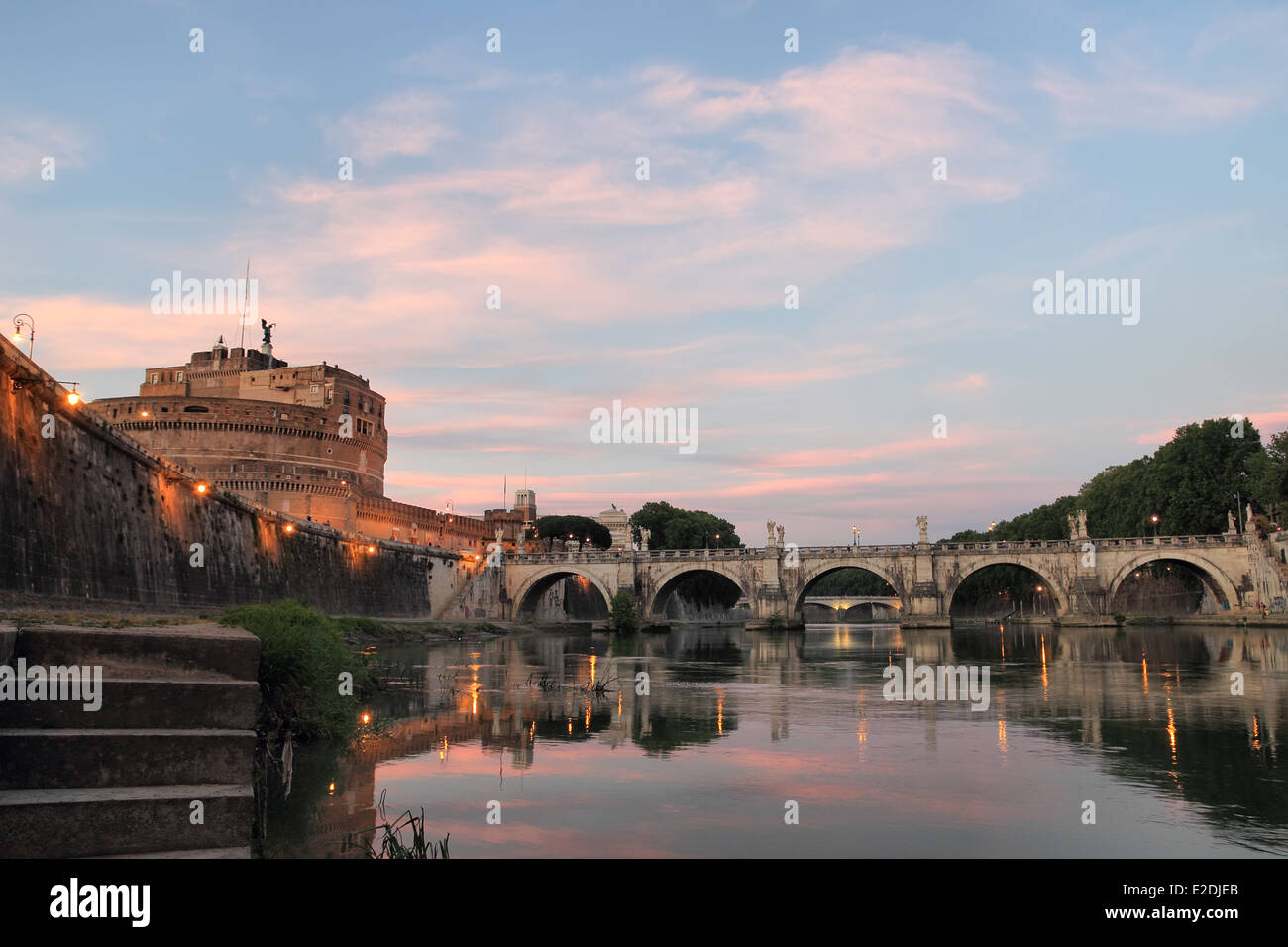 Rom, die Hadrian Maulwurf und Sant Angelo Brücke über den Fluss Tiber bei Sonnenuntergang Stockfoto