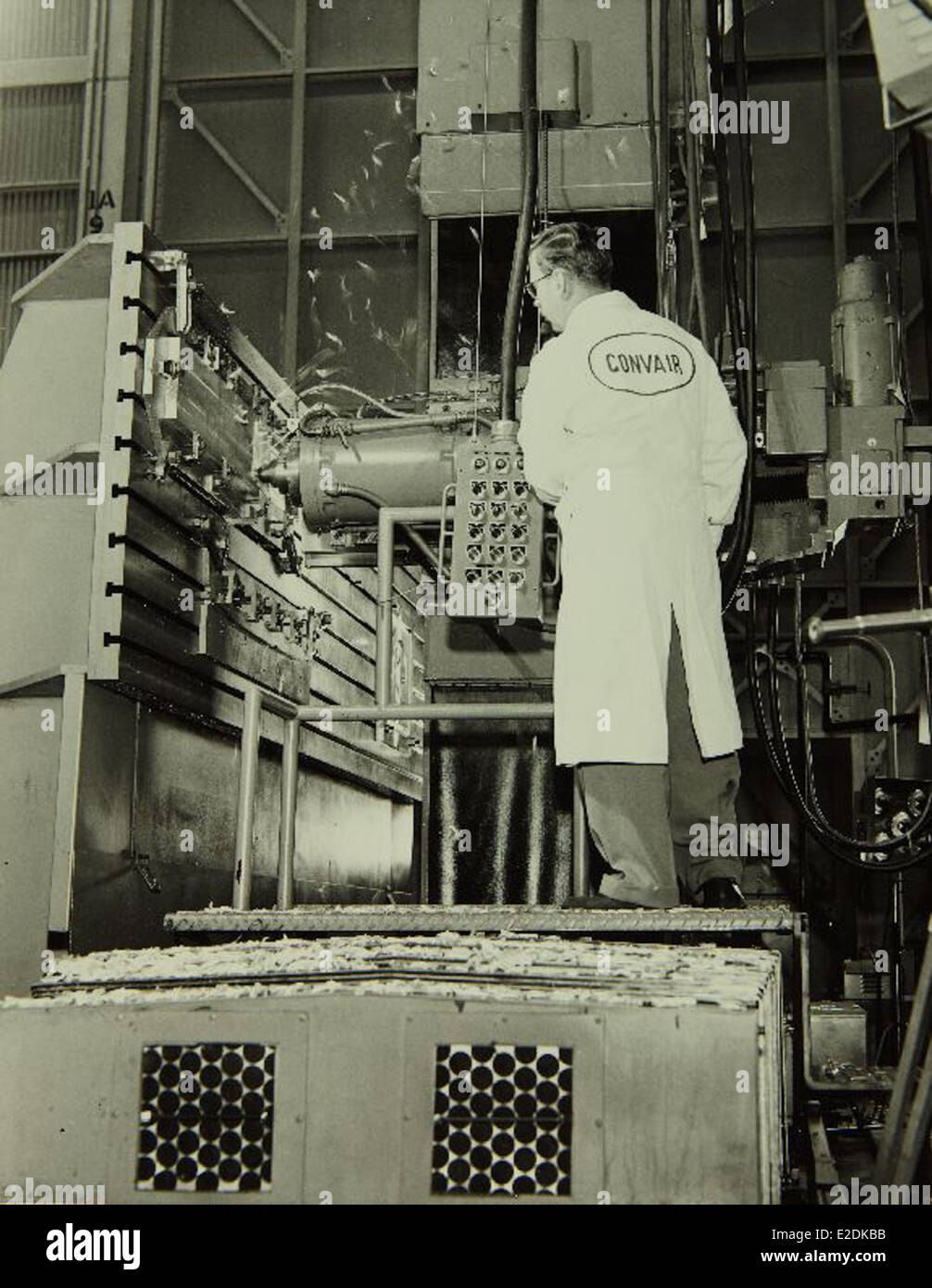 Dieses Bild zeigt das Convair/General Dynamics-Werk in San Diego, das eine entscheidende Rolle bei der Entwicklung von Militärflugzeugen und Raketensystemen spielte. Das Personal der Anlage trug in der Mitte des 20. Jahrhunderts wesentlich zur Luft- und Raumfahrttechnik bei. Stockfoto
