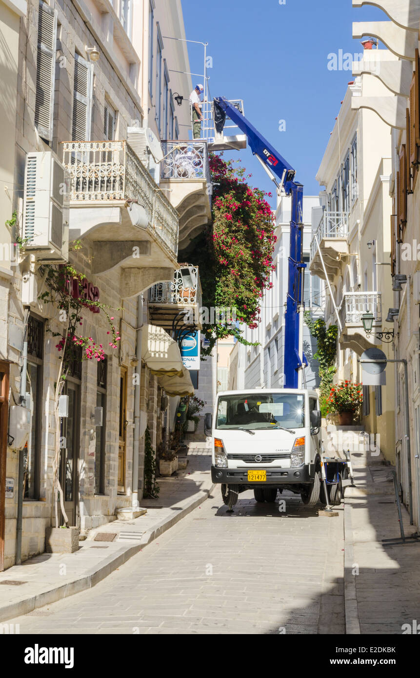 Schmale Straße Gebäude Fassade Restaurierung in Syros Stadt, Insel Syros, Griechenland Stockfoto