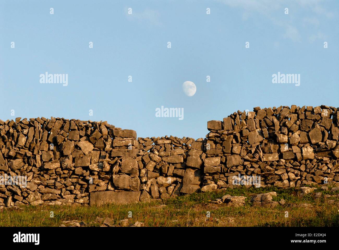 Irland County Galway Aran-Inseln Inishmaan Trockenmauern Wand Mond Sonnenuntergang Stockfoto