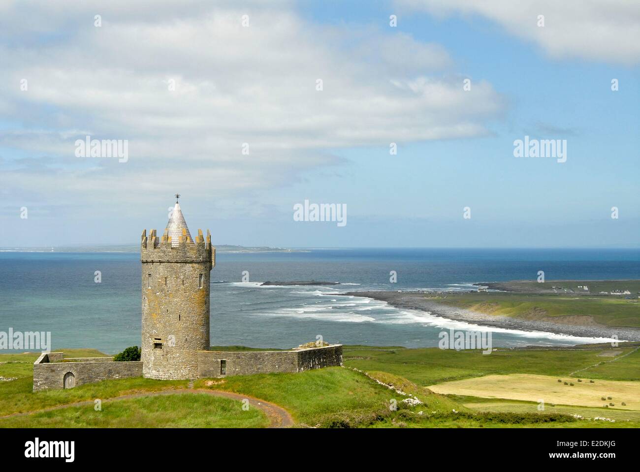 Irland, County Clare Burren Region Doolin Bereich Stein Turm am Meer im Hintergrund die Aran-Inseln Stockfoto