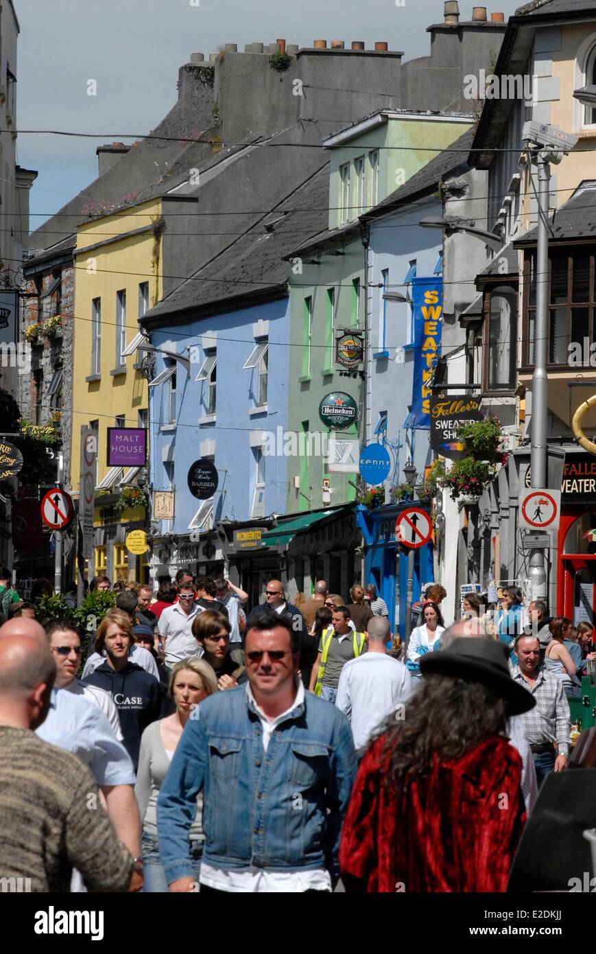 County Galway-Galway Irland Fußgängerzone mit bunten beherbergt viele Fußgänger Stockfoto