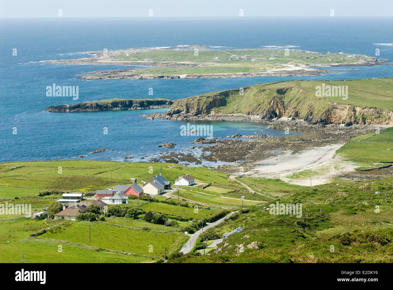 Irland Galway Grafschaft Connemara Himmel Straße westlich von Clifden Halbinsel bietet einen Blick über die Inseln von Inishbofin Inishshark Stockfoto