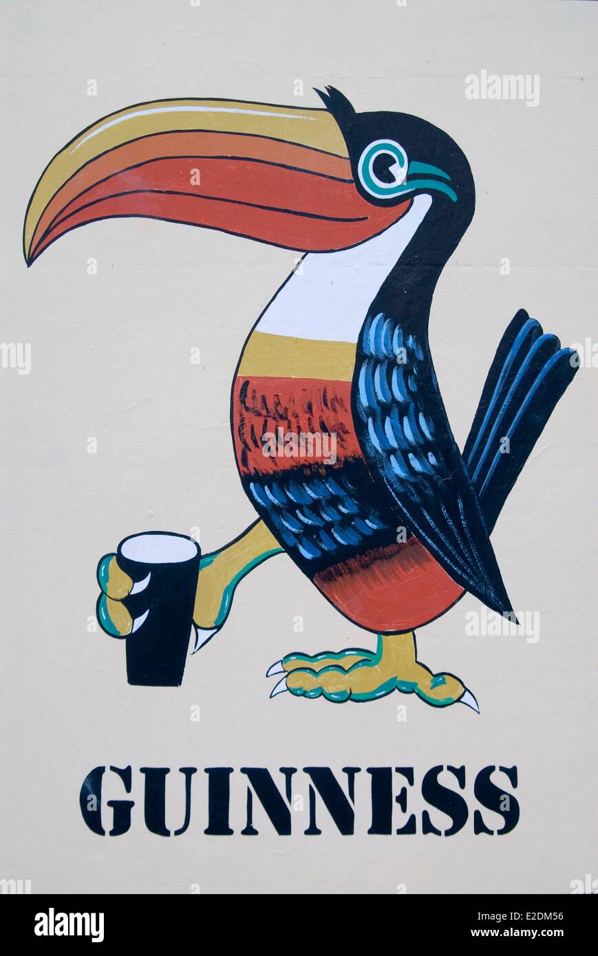 Irland Galway County Maam Cross Connemara gemalt Werbung für die holding eines Pints Guinness Bier Tukan Stockfoto