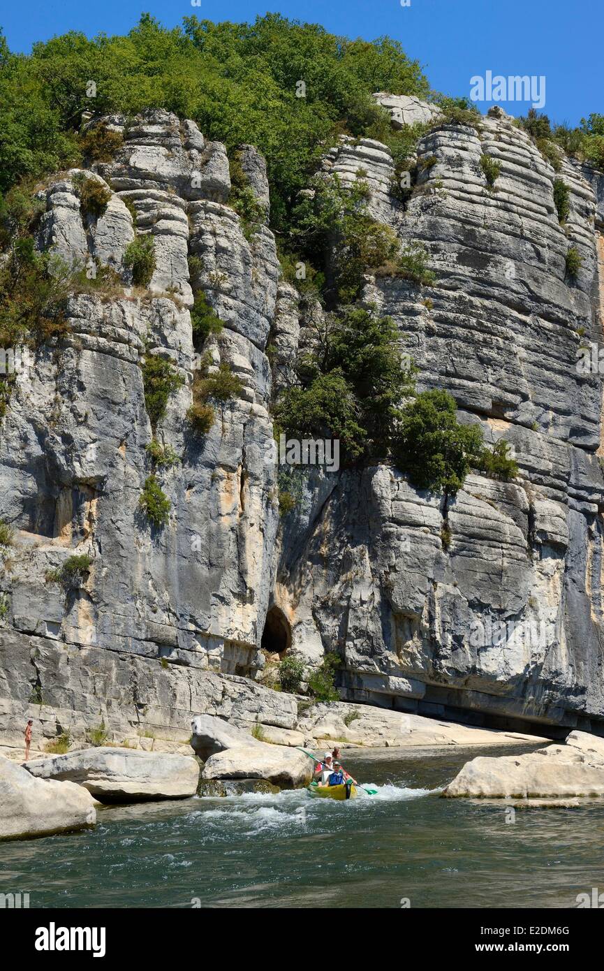Frankreich-Ardeche-Ruoms Kajaks hinunter die Ardèche in die Ruoms zum Pradons schmale Durchfahrt Cirque de Giens Stockfoto