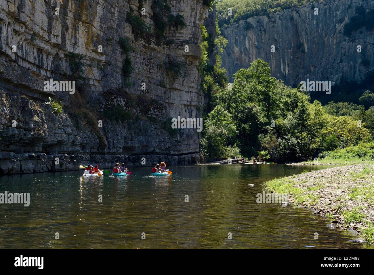 Frankreich Ardèche Les Vans Kajaks hinunter Fluss Chassezac Stockfoto