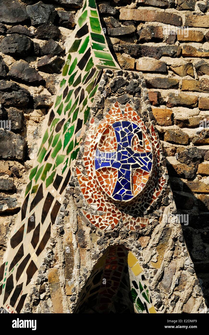 Spanien Katalonien Santa Coloma de Cervello ein Detail der Kirche Colonia Güell gebaut zwischen 1908 und 1914 von Architekten Stockfoto