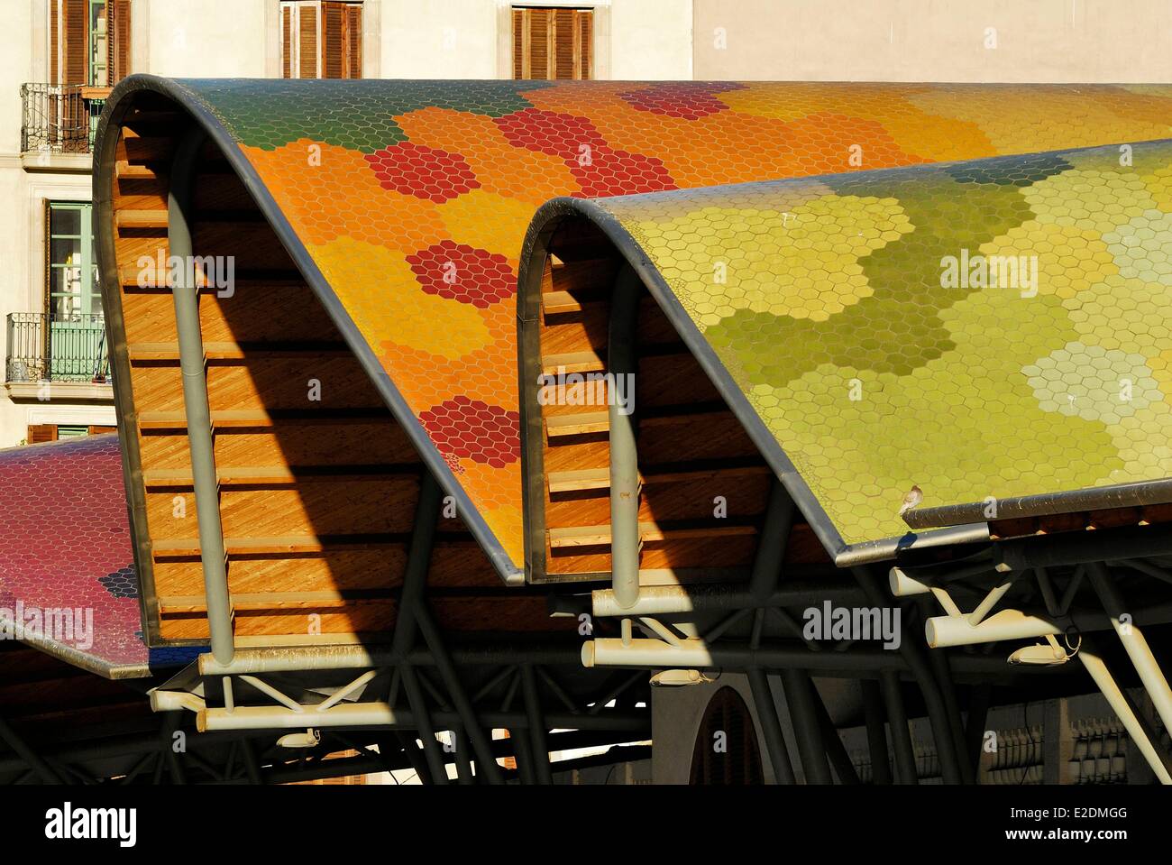 Spanien-Katalonien-Barcelona Avinguda de Francesc Cambo Santa Caterina Markt Dach von Architekten Miralles Tagliabue Stockfoto