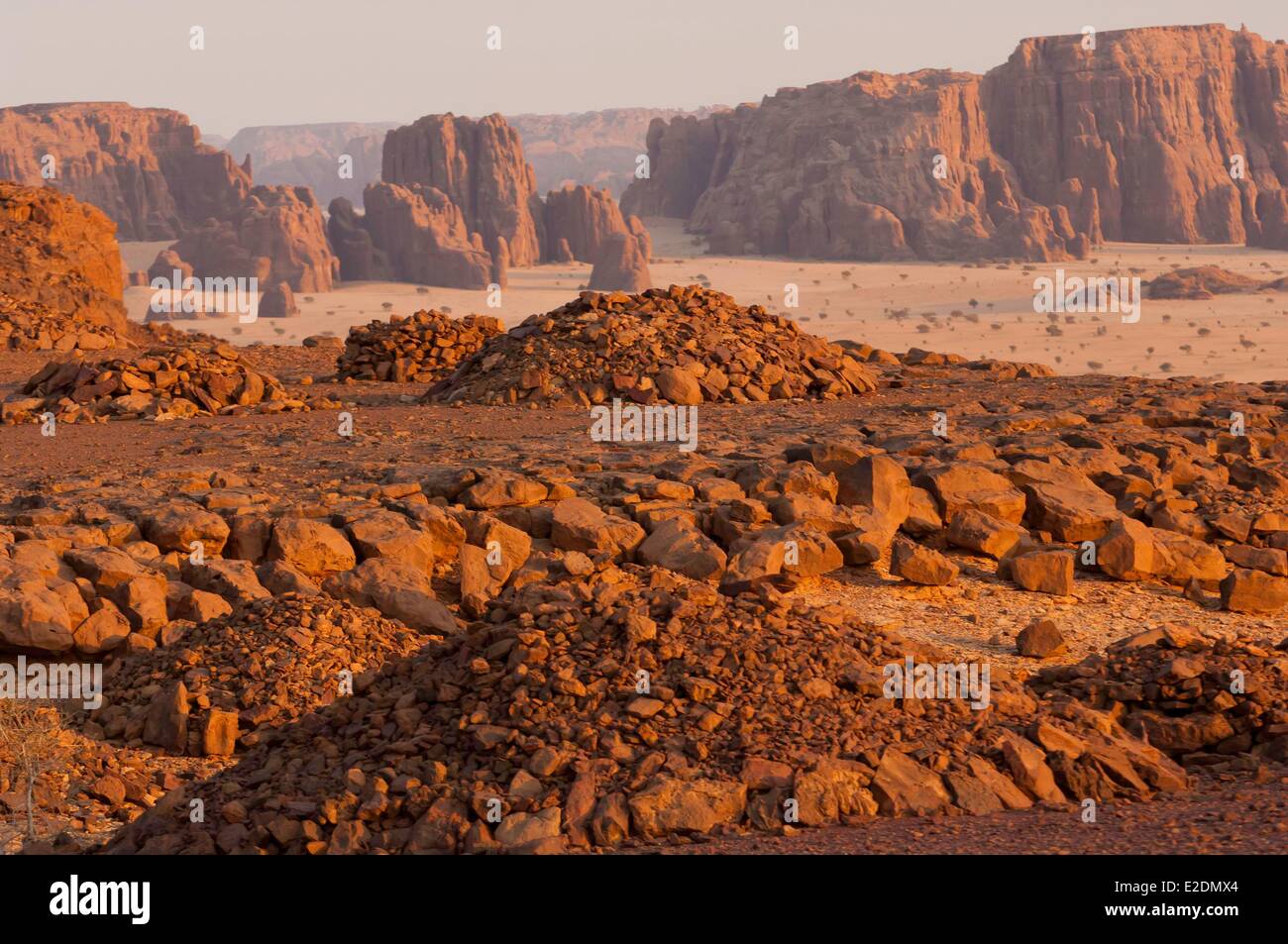 Chad südlichen Sahara Wüste Ennedi-massiv Archei Sektor antiken Grabbeigaben Plateau übersät mit Grabhügel Stockfoto