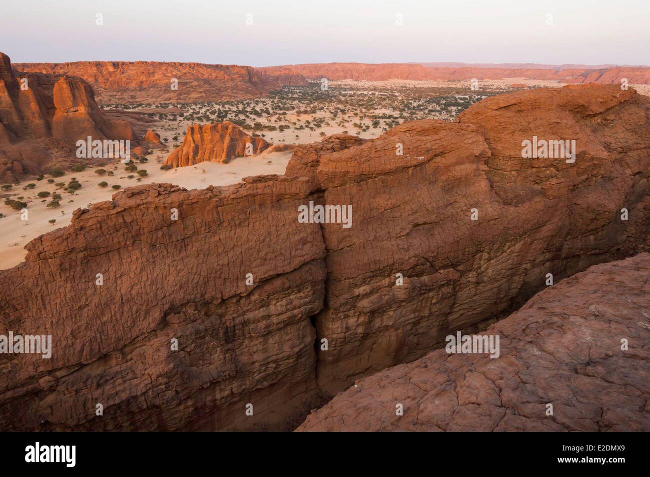 Chad südlichen Sahara Wüste Ennedi-massiv Archei Sektor antiken Grabbeigaben Plateau übersät mit Grabhügel Stockfoto