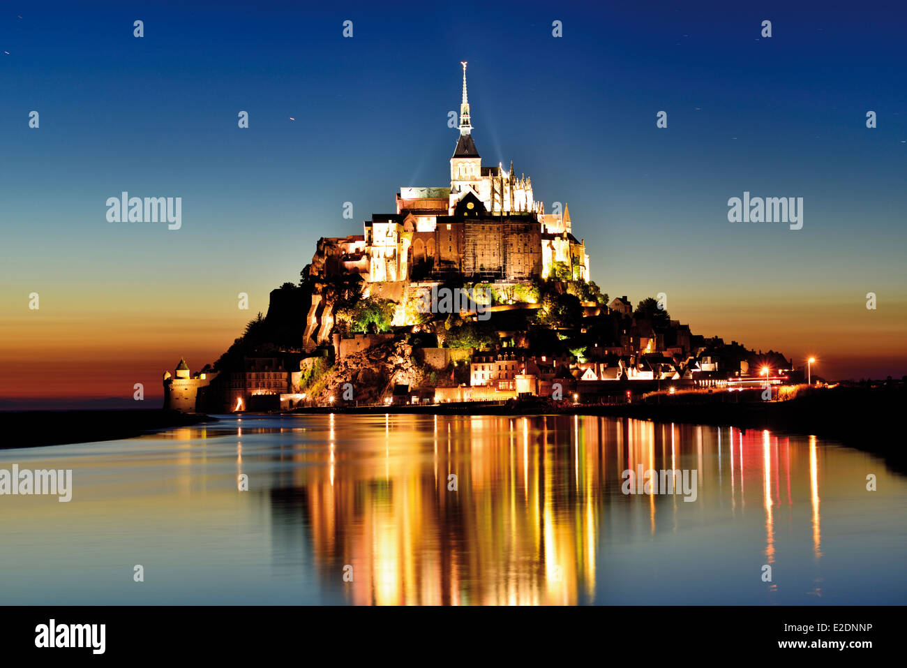 Frankreich, Normandie: Le Mont Saint-Michel bei Nacht Stockfoto