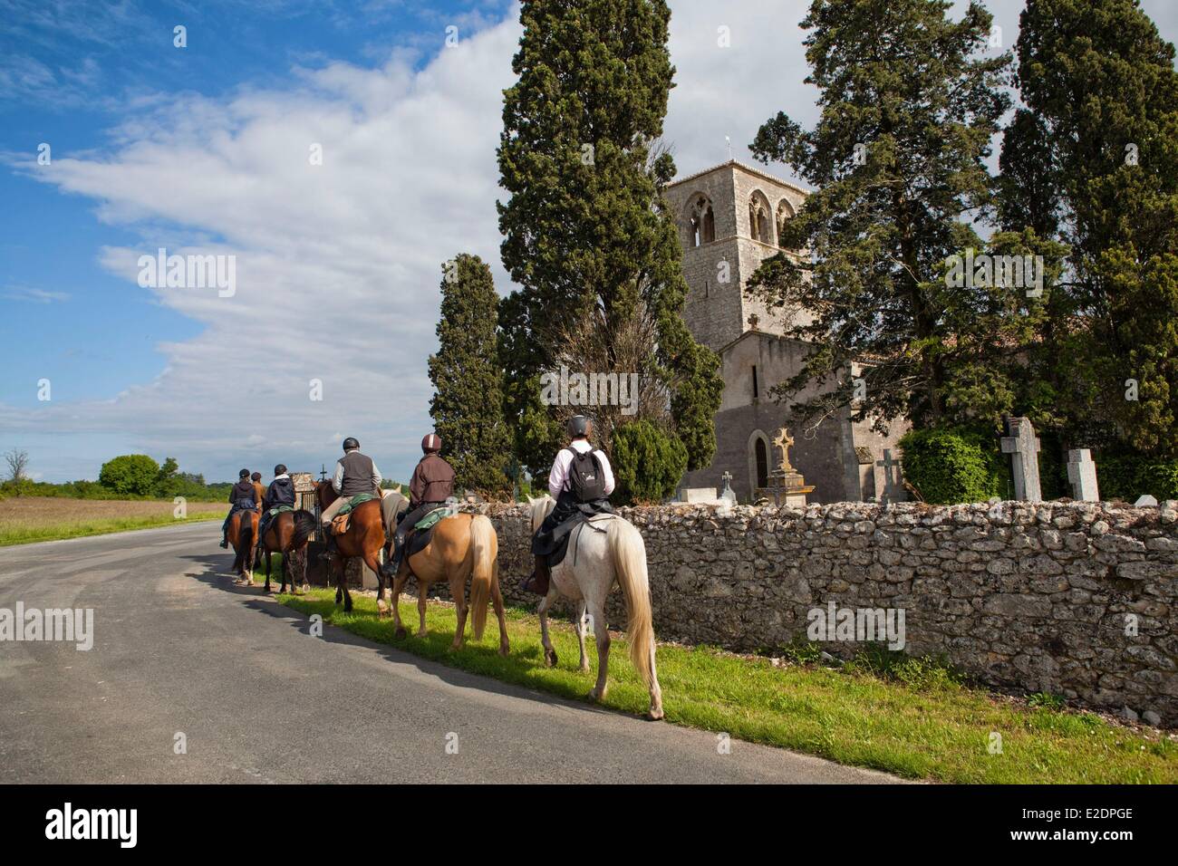 Frankreich Lot Quercy Mauroux Reiten Reiter im Gänsemarsch hinter der Kirche Notre Dame de Cabanac Stockfoto