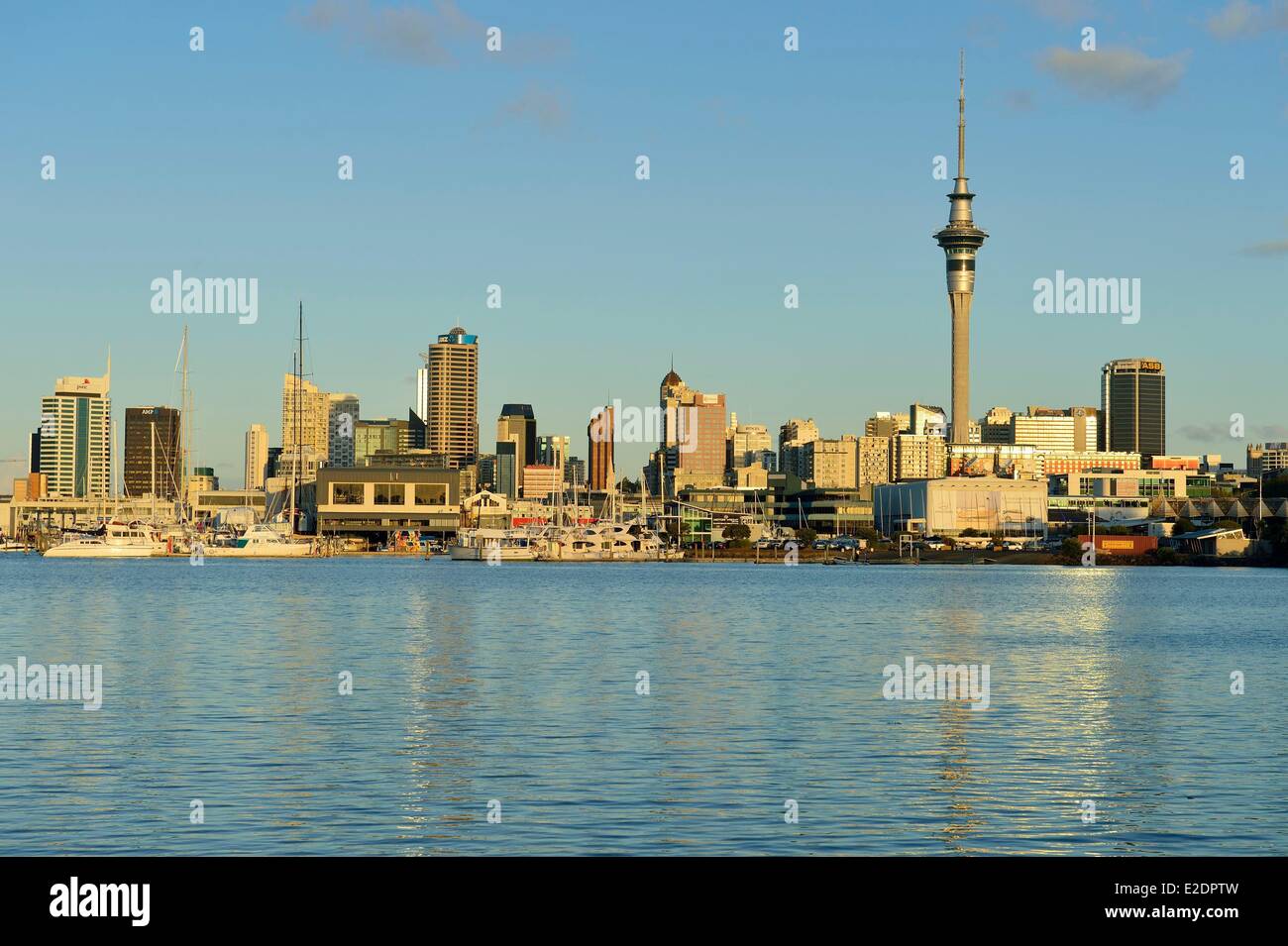 Neuseeland Nord Insel Auckland Saint Marys Bay und der Sky Tower im Hintergrund Stockfoto