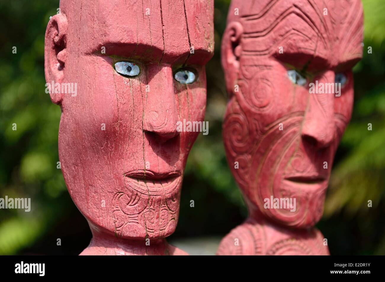 Neuseeland Nord Insel Bay of Plenty Region Rotorua Holz Maori-Schnitzereien Stockfoto